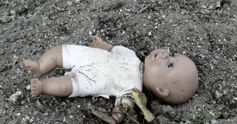 Un copil de 3 ani a murit după ce a căzut în fosa septică din incinta școlii