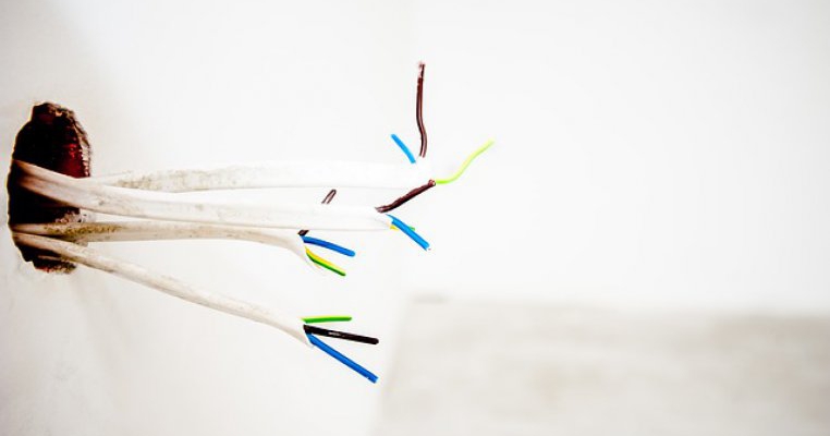 Instalația electrică din casă și siguranța celor mici
