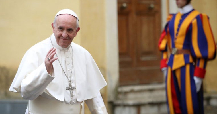Papa Francis spune că toți cei care judecă persoanele gay nu au o inimă umană