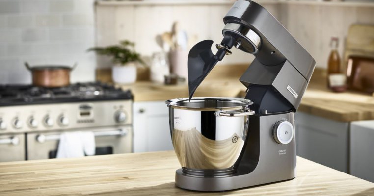 Cu un motor puternic de 1700 W, Robotul de bucătărie Kenwood Chef XL Titanium este capabil să tracteze un automobil