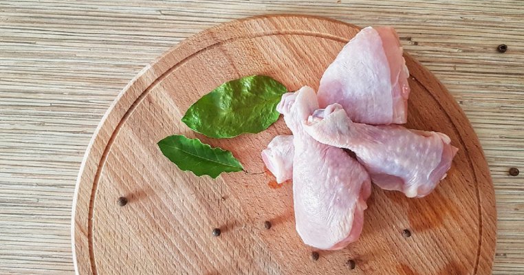 De ce nu trebuie să speli niciodată carnea de pui înainte de a o găti