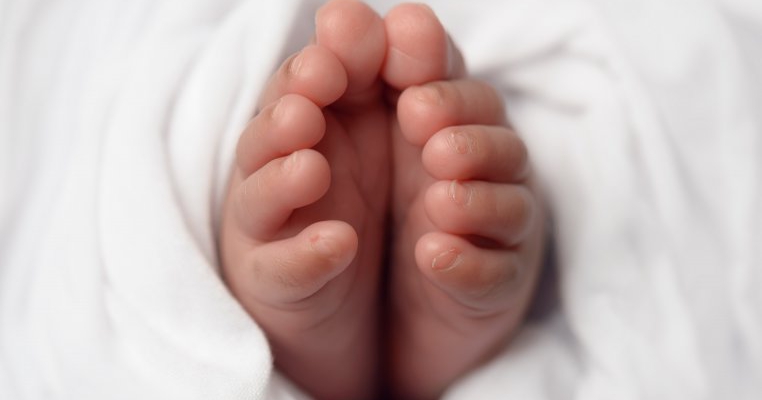 Acuzată de crimă: o adolescentă din Olt a născut și a ascuns bebelușul după dulap în dormitor