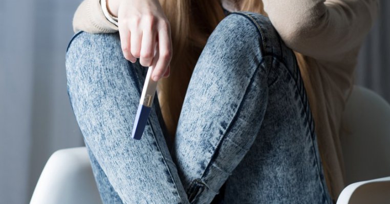 O adolescentă de 13 ani din Gorj este însărcinată, iar tatăl copilului  este vecinul ei de 63 de ani