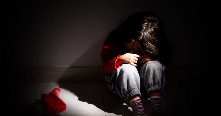 Cumplit! O fetiță de 2 ani găsită lângă cadavrele părinților ei morți de 9 zile