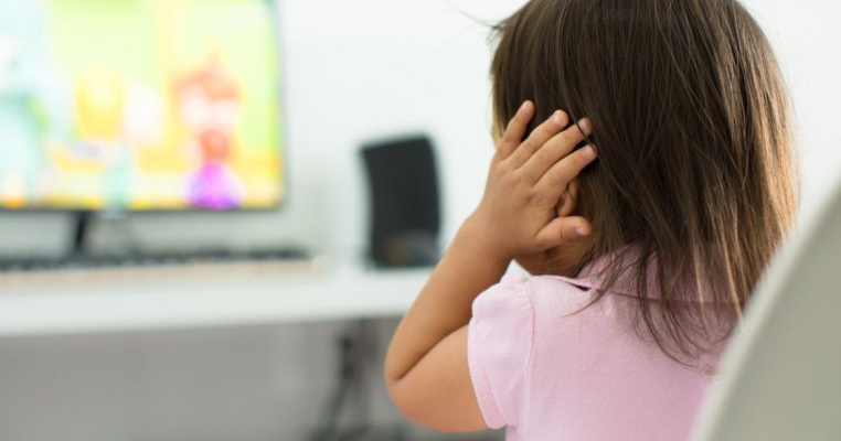 9 semne de la neurolog că un copil se uită prea mult la televizor