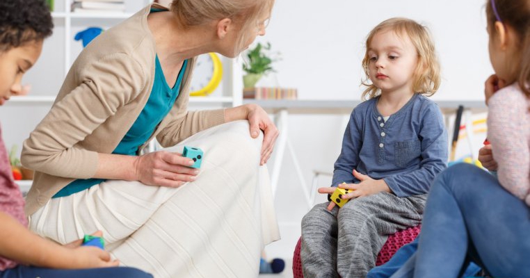 6 semne că educatoarea nu îl place pe copilul tău