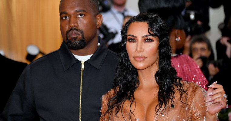 Prima poză cu bebelușul lui Kim Kardashian ne arată ce să NU punem într-un pătuț