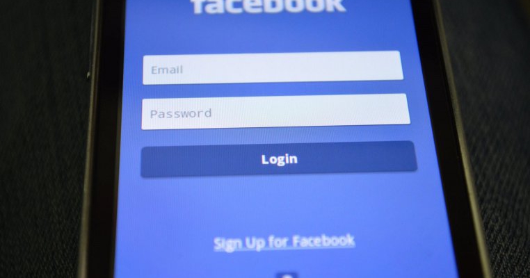 Adevărul dureros aflat de un tată după ce a citit Facebook-ul soției lui, uitat deschis