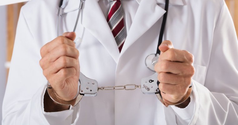 Un medic arestat după ce 500 de copii au fost infectați cu HIV