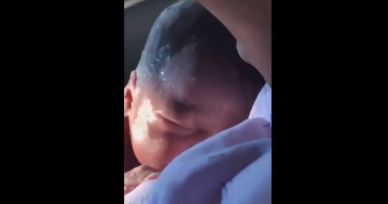 VIDEO: O mamă a născut al patrulea copil în mașină, cu ceilalți trei pe bancheta din spate