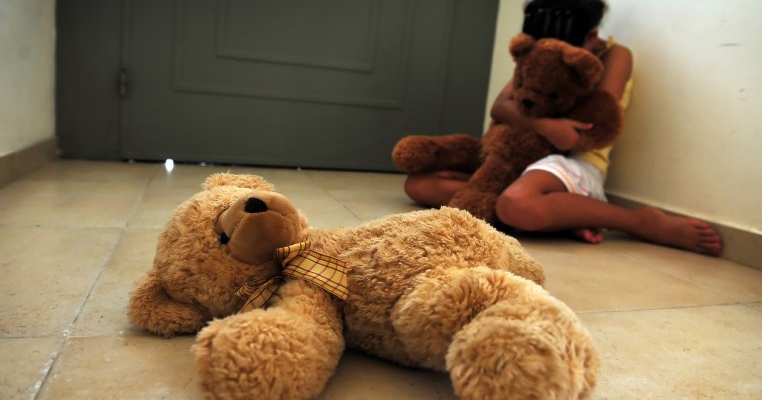 Un judecător condamnă „o mamă păcătoasă” pentru că și-a lăsat soțul să îi violeze fiica