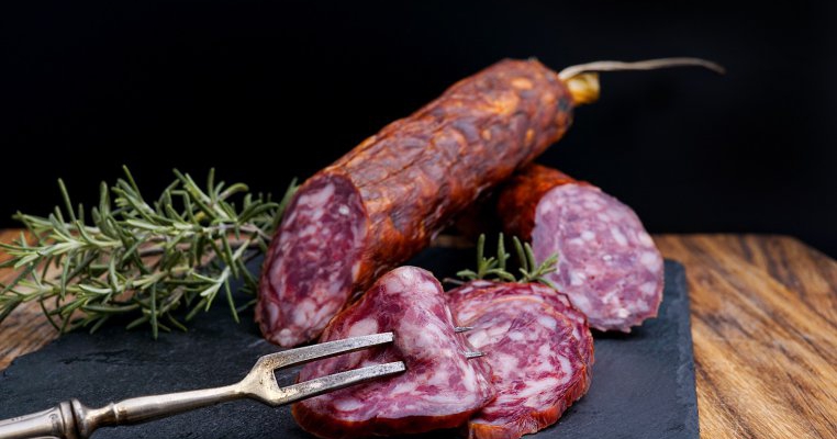 Înainte să alegi cel mai ieftin mezel sau produs din carne, citește asta