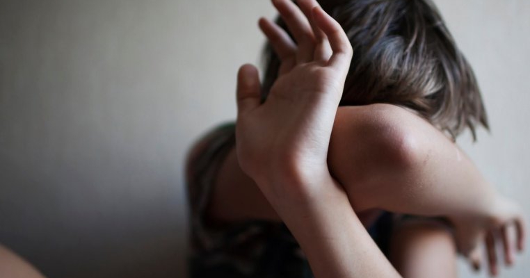 Un pedofil eliberat din închisoare prins în timp ce încerca să abuzeze un băiețel de 8 ani