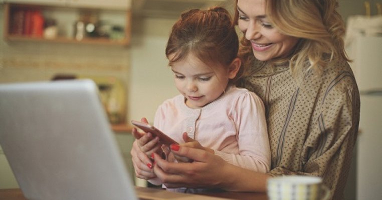 Ajută-ți copilul să rămână în siguranță pe internet: sfaturi și riscuri în lumea virtuală