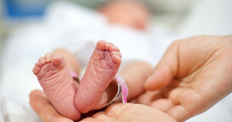 Un bebeluș a fost furat dintr-un spital! Poliția suspectează un traficant de carne vie