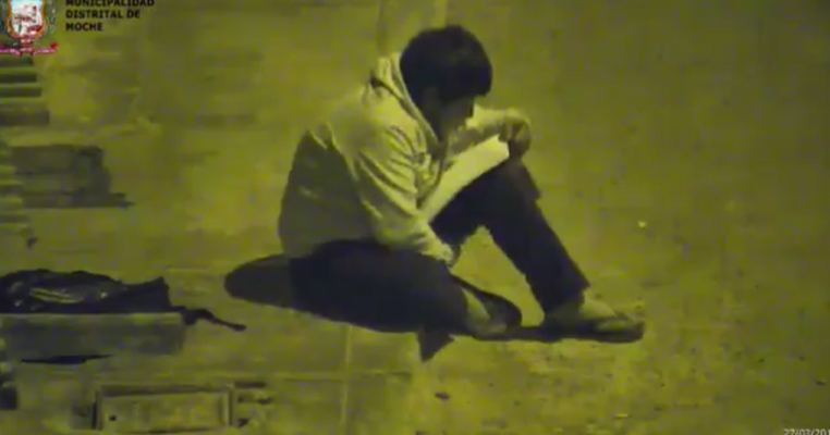 Jos pălăria! Acest băiețel a fost surprins făcându-și temele la lumina unui stâlp. Ce reacții a provocat