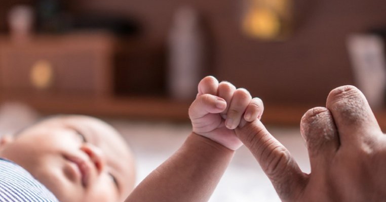 Reportaj NYT: un bebeluș român, cel mai mic copil luat de lângă părinți la granița cu Mexic