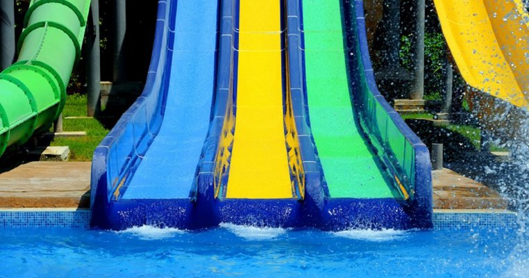 Pericolul piscinelor: în Bacău patru copii au ajuns la urgențe cu arsuri grave