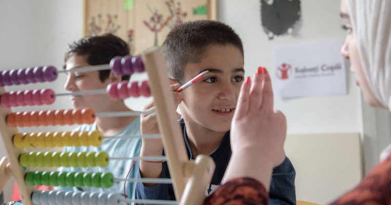 Ziua Mondială a Refugiatului: Salvați Copiii solicită autorităților oferirea unor servicii integrate de asistență pentru copiii solicitanți de azil încă din prima zi în România