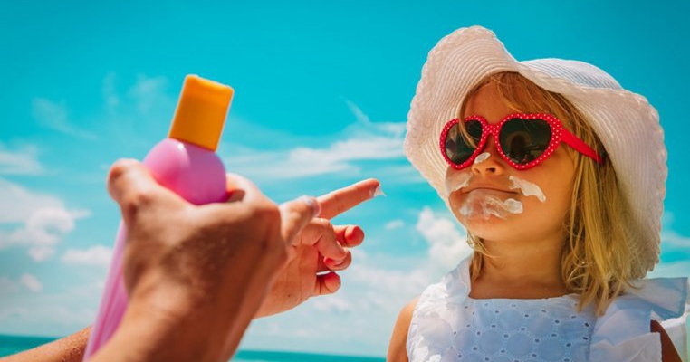Medic dermatolog: copiii trebuie învățați că pălăria și tricoul sunt obligatorii la soare