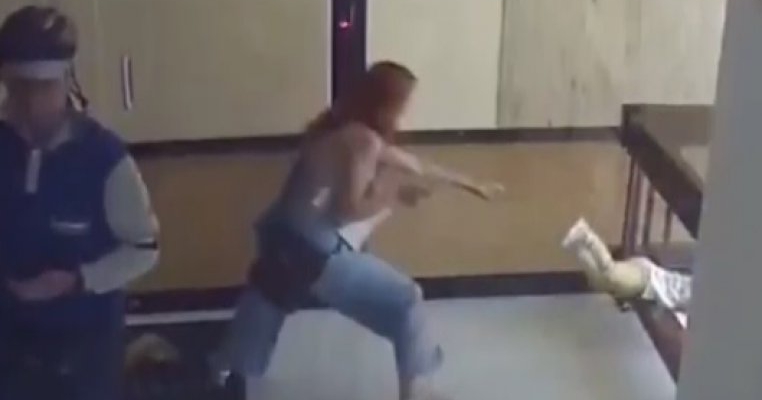 Gestul unei mame când vede că fiul său cade de la etaj. Tu ce ai fi făcut?