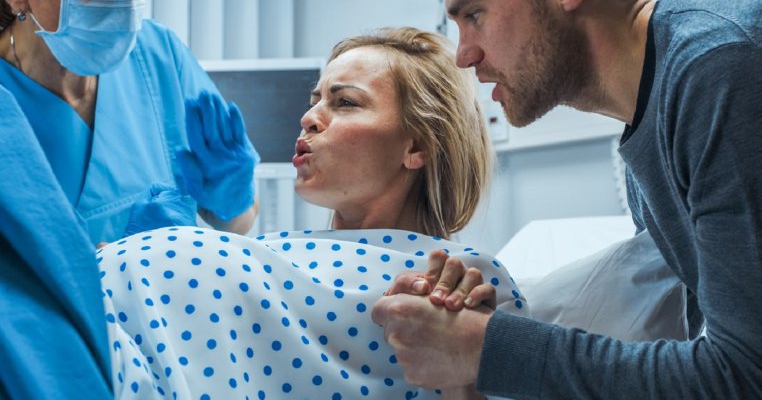 Sfatul medicilor: Nu mai țipați la naștere!