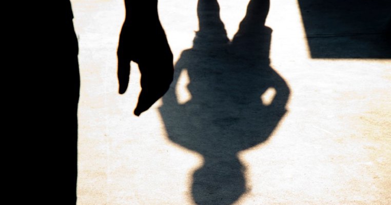 Un nou caz de violență domestică șochează România. Un băiețel de 6 ani, ținut în lanțuri și bătut de tată