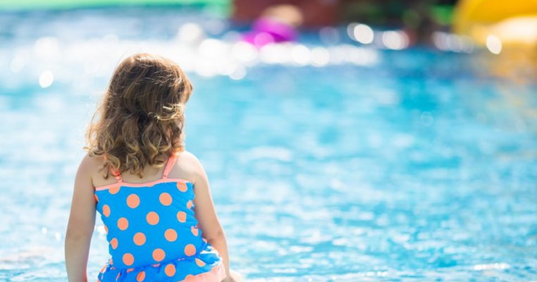 Atenție! Parazitul care supravietuiește în apa din piscină și care poate afecta copiii și gravidele