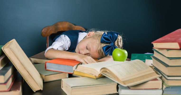 De ce nu este bine să îi spui copilului tău să învețe mult