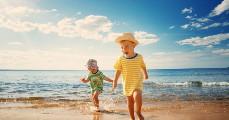 De ce este mai bine pentru copil să facă baie în mare și nu în piscină. Ce spune medicul