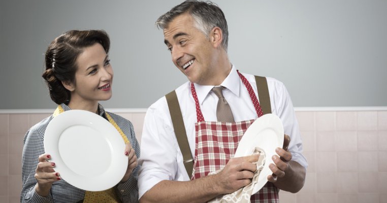 3 strategii care îți vor face soțul să spele vasele în fiecare seară