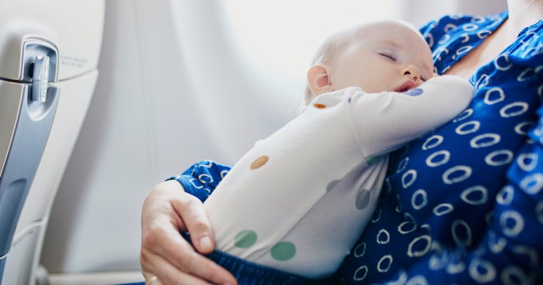 O mare companie aeriană: Dacă doriți să alăptați, vă rugăm să vă acoperiți!