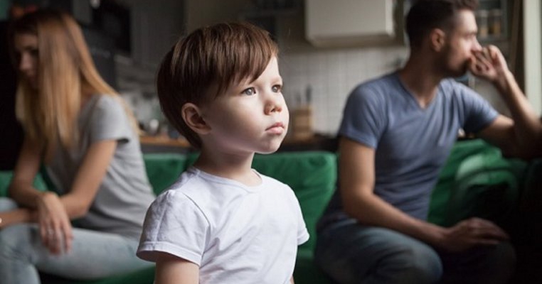 De ce a sta împreună de dragul copiilor este mai periculos decât divorțul