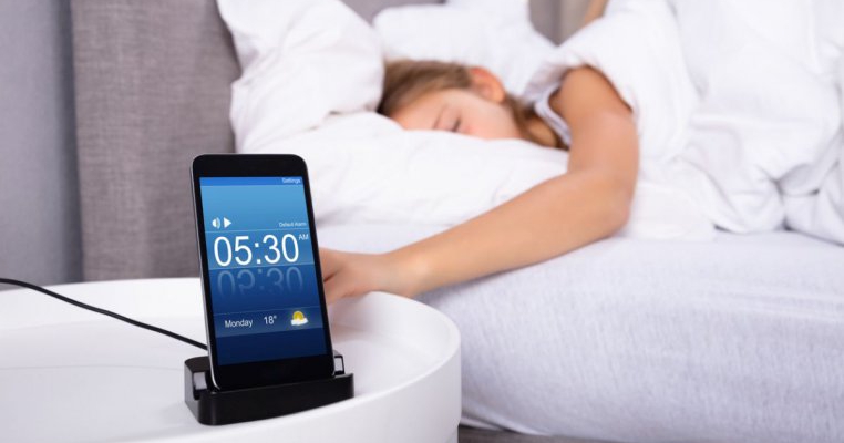 Cum îți pui în pericol copilul dacă doarme cu telefonul în cameră