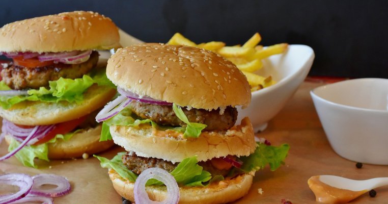 Atenție, părinti! Un tânăr a murit, dupa ce a mâncat la fastfood