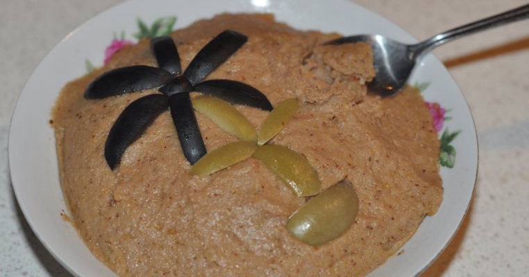 Hummus cu miez de nuca 