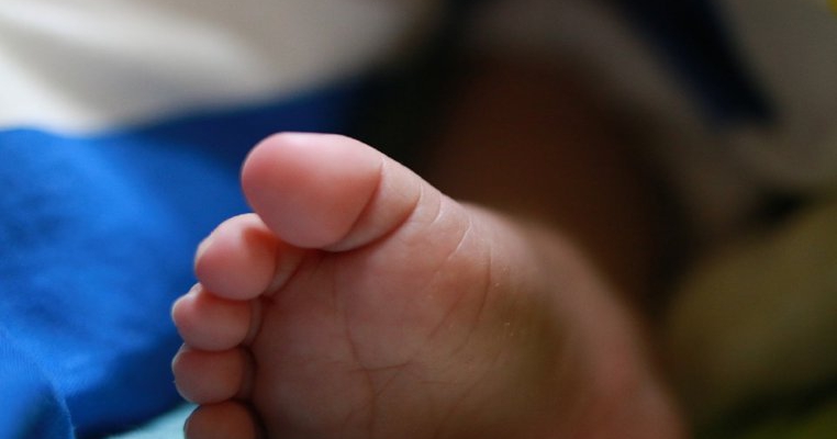 Un nou născut moare după ce mama lui este forțată să nască în picioare