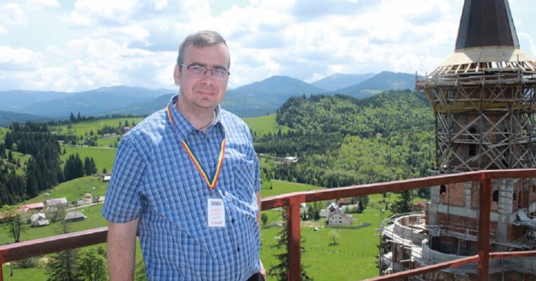 Un profesor s-a împrumutat la bancă pentru a duce în excursii elevii nevoiași