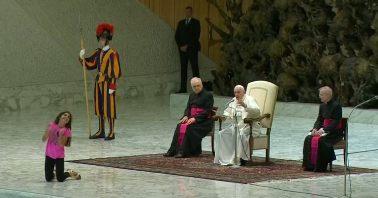 VIDEO: Reacția înduioșătoare pe care Papa Francisc a avut-o când o fetiță a urcat pe scenă și a început să se joace