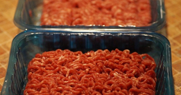 ALERTĂ ALIMENTARĂ! 160 de persoane infectate și 23 de gravide internate în spital din cauza cărnii tocate de porc