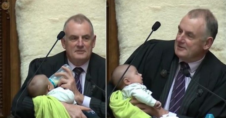 Un politician își hrănește bebelușul de 6 săptămâni în plină dezbatere politică în Parlament