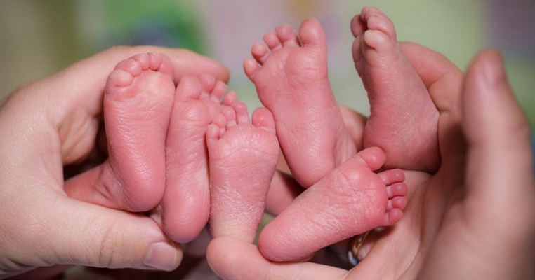 Curaj de mamă: însărcinată cu tripleți, a intrat în travaliu și și-a salvat primul născut până ce a venit echipajul medical