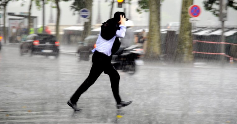 ALERTĂ METEO! Cod galben de furtuni în 17 județe, azi, începând cu ora 13.00