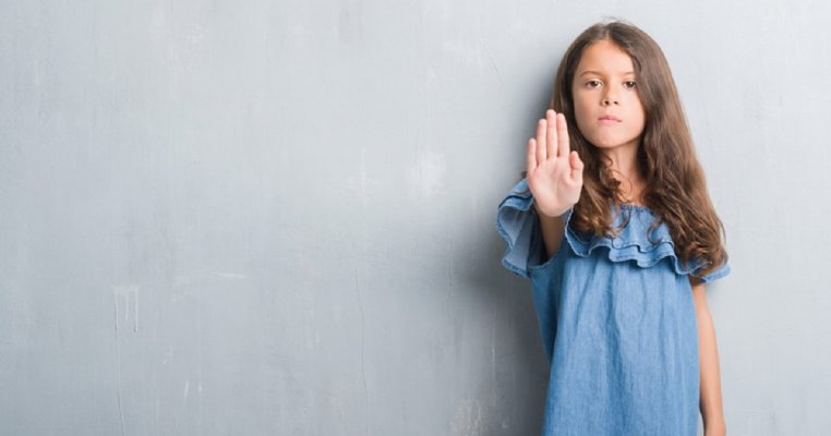 O fetiță de 10 ani a scăpat de răpitorul ei cu o singură întrebare. Iată o lecție pentru toți părinții!