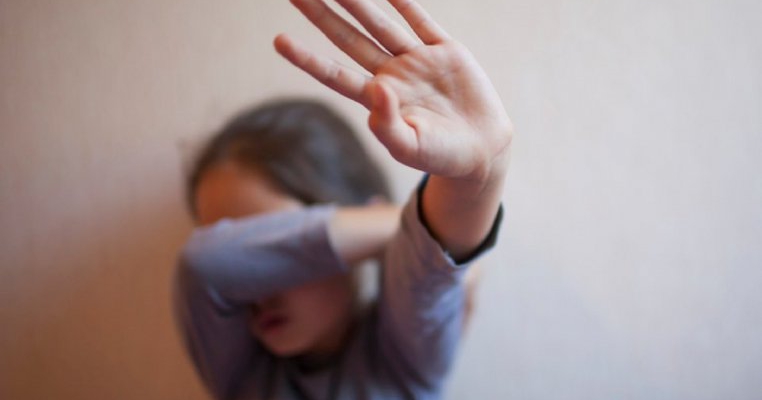 Fetiță abuzată sexual de 6 bărbați când mergea la toaletă! Violatorii sunt oameni influenți și vor scăpa nepedepsiți!