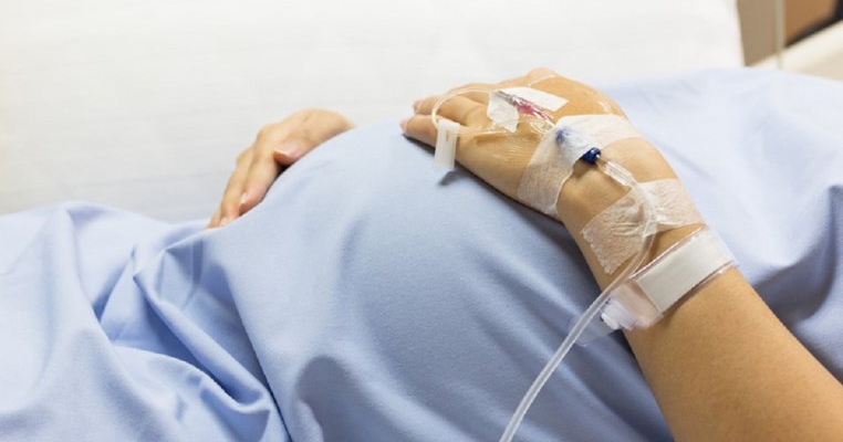 O femeie a născut la trei luni de când medicii o declaraseră în moarte cerebrală