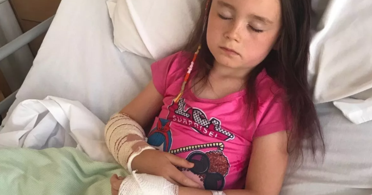 Zgâriată de pisica ei, o fetiță ajunge la spital cu o infecție periculoasă, ce poate duce la deces