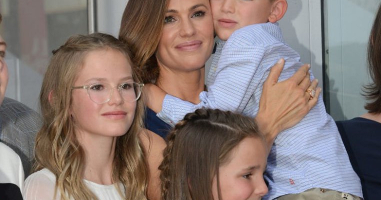 Jennifer Garner: copiii mei îmi spun să mă demachiez când vin de la o ședință foto. Ei o vor pe mami!