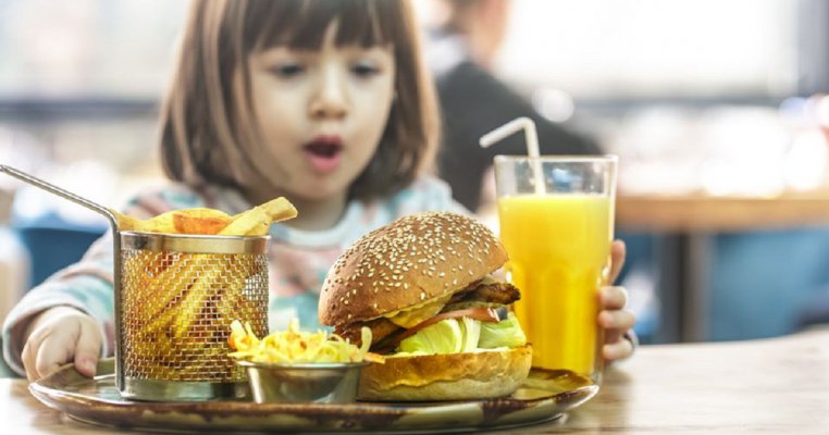 Mâncarea de la fast food duce copiii la depresie, dezvăluie un studiu recent