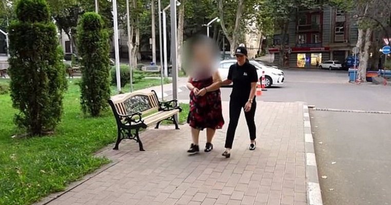 INCINDENT ÎNGROZITOR: O femeie a înjughiat un băiețel de 3 ani în față. Imaginile sunt terifiante!